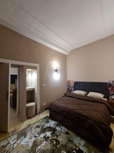 um quarto com uma cama grande num quarto em Especially villa with private entrance, garden and parking no Cairo