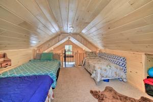 Katil atau katil-katil dalam bilik di Manistique Cabin with Grill - Near Thunder Lake