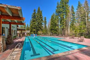 Басейн в или близо до Ski-InandSki-Out Truckee Condo, Walk to Village!