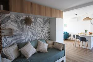salon z zieloną kanapą ze ścianą w obiekcie Bristol Plaisance YourHostHelper w mieście Antibes