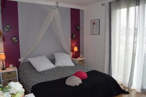 a bedroom with a black and white bed with a canopy at Les Chambres de Kerzerho in Erdeven