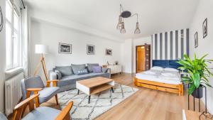 ein Wohnzimmer mit einem Sofa und einem Tisch in der Unterkunft Apartamenty Sun & Snow Old Town Gdańsk in Danzig