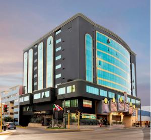 ein großes schwarzes Gebäude mit Glasfenstern auf einer Straße in der Unterkunft Kingdom Hotel in Lima