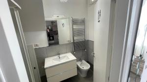 La salle de bains est pourvue d'un lavabo et de toilettes. dans l'établissement La casa di Mimma, à Passoscuro