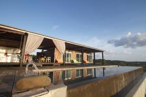 a house with a swimming pool on a roof at Camino del sol in Los Duarte