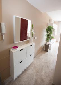 a bathroom with a white dresser with a mirror at Beau studio meublé avec vue mer in Almerimar