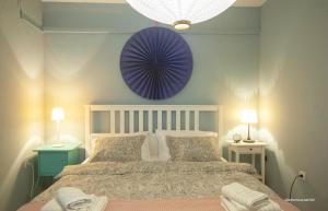 ein Schlafzimmer mit einem großen Bett mit blauer Wand in der Unterkunft Luciana's city centre hideout in Zadar