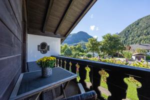 una mesa en un balcón con vistas a las montañas en Ferienwohnungen Veronika Wohnung 2 en Mittenwald