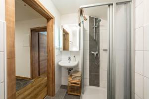 W łazience znajduje się prysznic i umywalka. w obiekcie Ferienwohnungen Veronika Wohnung 2 w mieście Mittenwald