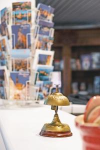 una pequeña lámpara de latón sentada en una mesa en Hotel Strasbourg - Montagne Verte & Restaurant Louisiane en Estrasburgo