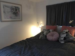 una camera da letto con un letto con cuscini sopra di Les terrasses de Malmedy duplex 420 a Malmedy