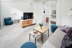 a living room with a couch and a tv at Nordstrandperle Ap E4 in Norderney