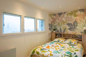 1 dormitorio con 1 cama y 2 ventanas en Du haut des rives - Bel appt pour 4, en Caudebec-en-Caux