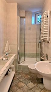 y baño con ducha, aseo y lavamanos. en Sea Side Apartment en Gdansk
