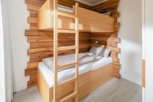 Zimmer mit Etagenbett und Leiter in der Unterkunft Nordstrandperle Ap H7 in Norderney