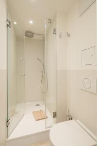 eine Dusche mit Glastür im Badezimmer in der Unterkunft Nordstrandperle Ap H7 in Norderney + 5 Fotos