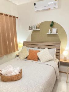 1 dormitorio con 1 cama grande con almohadas en Tiny house at Santitham area near Nimman 4-6guests, en Chiang Mai