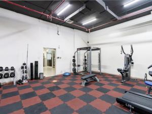 Fitness centrum a/nebo fitness zařízení v ubytování Sweeping Marina View Studio Near the Metro Station