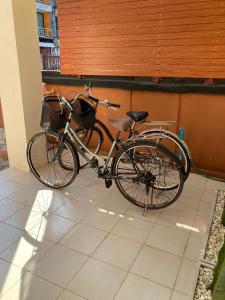 Dos bicicletas están estacionadas junto a una pared. en Tiny house at Santitham area near Nimman 4-6guests, en Chiang Mai