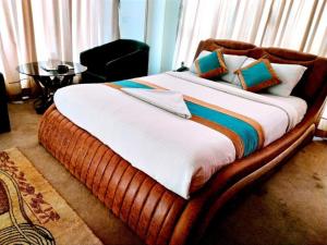 una camera con un grande letto con struttura in legno di Hotel Terrace Park a Patan