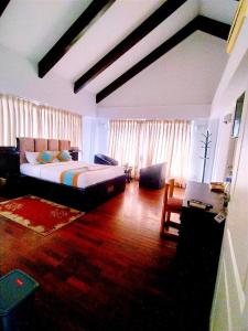 sypialnia z łóżkiem, kanapą i krzesłem w obiekcie Hotel Terrace Park w mieście Patan