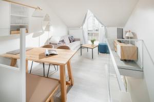 諾德奈的住宿－Nordstrandperle Ap O3，客厅配有桌子和沙发