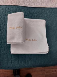 グディニャにあるWilla Juliaのベッドの上に座るタオル2枚