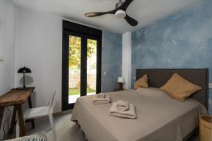 A bed or beds in a room at Prime Spanish Holidays - Marina Bay Apartment Még 11 kép