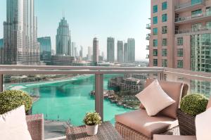 uma varanda com vista para a cidade em Elite Royal Apartment - Full Burj Khalifa & Fountain View - Ruby em Dubai