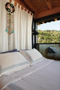 een slaapkamer met een bed met een boek erop bij SOAP LADY Hotel and More in Mugla