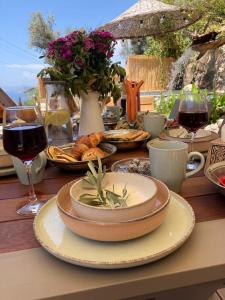 einen Tisch mit Teller mit Speisen und Gläsern Wein in der Unterkunft SOAP LADY Hotel and More in Muğla