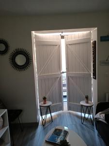 een open deur met twee tafels in een woonkamer bij Joli studio res au calme en rez de jardin à Bandol. in Bandol