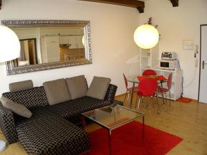 ein Wohnzimmer mit einem Sofa, einem Tisch und einem Spiegel in der Unterkunft Park-Villa in Bad Steben