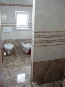 La salle de bains est pourvue de toilettes et d'un lavabo. dans l'établissement Vinska klet Seršen, à Dobrovnik