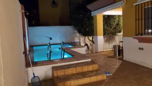 een zwembad in het midden van een huis bij Villa Tahona in Zahara de los Atunes