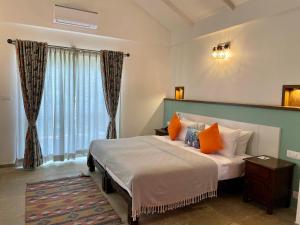 Postel nebo postele na pokoji v ubytování Machaan Wilderness Lodge Nagarahole