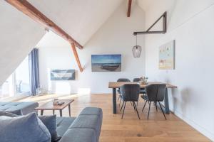 a living room with a couch and a table at Arlau Schleuse - Schleuse twee in Hattstedtermarsch