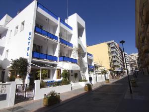a city street filled with lots of tall buildings at Hotel Finlandia in Marbella