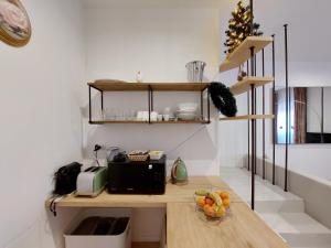 Kuchyňa alebo kuchynka v ubytovaní Piazza di Spagna - Suite Donata, strollingrome