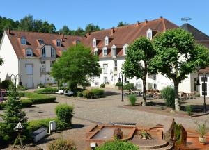 eine Gruppe von Gebäuden mit Bäumen und einem Innenhof in der Unterkunft AMF Ferienwohnungen historischer Soutyhof in Saarlouis