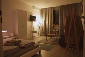 ein Schlafzimmer mit einem Bett und ein Zimmer mit einer Kommode in der Unterkunft Stilvolle Wohnung in Wuppertal inkl. Kaffee & Tee in Wuppertal