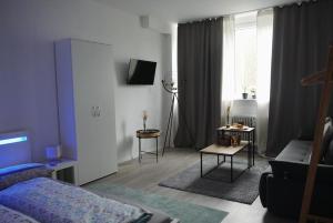 ein Wohnzimmer mit einem Sofa und einem Tisch in der Unterkunft Stilvolle Wohnung in Wuppertal inkl. Kaffee & Tee in Wuppertal