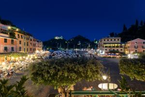 Eine Stadtstraße in der Nacht mit einer Menschenmenge in der Unterkunft Albergo Nazionale in Portofino