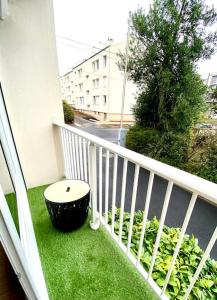 - un balcon avec un bol pour chien assis sur l'herbe dans l'établissement Pluton - SILS, à Caen