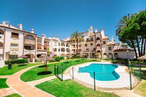 an image of a villa with a swimming pool at Calahonda apartments - Los Jarales in Mijas Costa