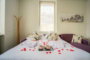 een slaapkamer met een bed met rode rozen erop bij [Camelia Suite] Leonardo Academy, MXP & Lakes in Sesto Calende