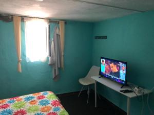 メディナ・シドニアにあるTranquila Casa de Campo cerca de Chiclanaのベッドルーム1室(デスク、コンピュータモニター付)