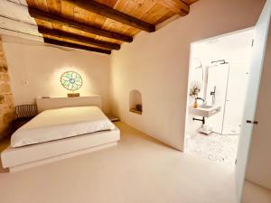 Koupelna v ubytování Hydria Guest House Art Gallery Dimora d artista con terrazza e vasca idromassaggio nel cuore del borgo antico Artists Home with terrace and jacuzzi in the heart of the old town + 37 fotografií