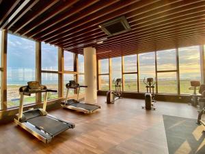 マラッカにあるBali Residence I Luxury 2BR I 6-10pax I Jonker St I Water Park I City Centre by Jay Stayの窓付きの客室にジム(複数のトレッドマシン付)