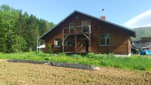 ein Haus mit offener Tür davor in der Unterkunft Ski base in Akaigawa